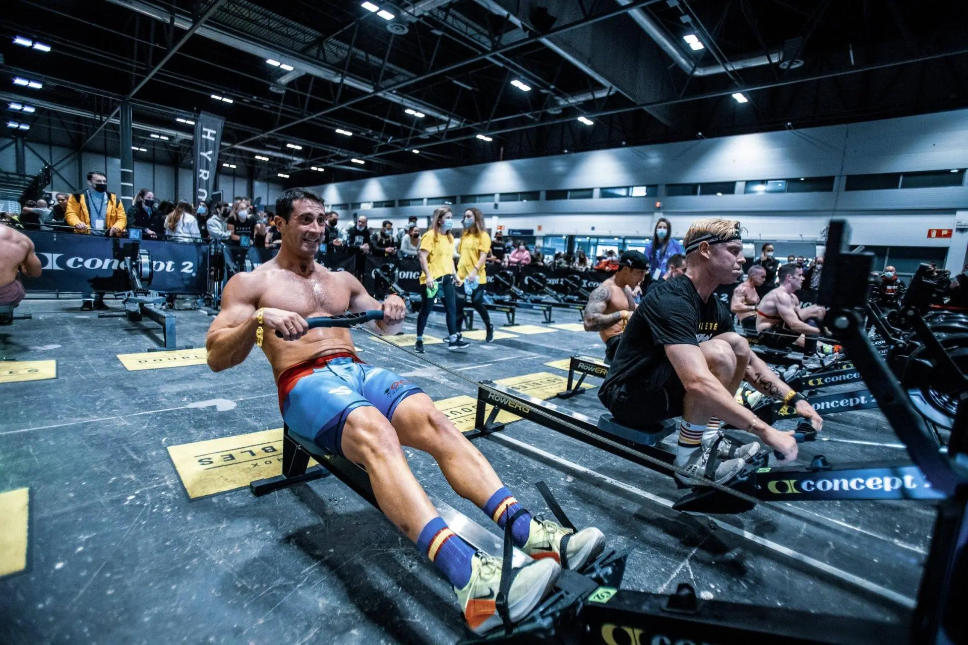 Atleta trabajando técnica de remo en ergómetro para mejorar rendimiento en Hyrox.